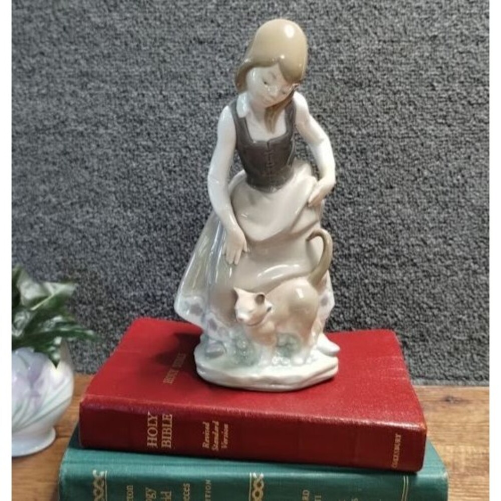 Vintage Lladro #1187 Spain Porcelain Figurine “Little Girl With Cat”